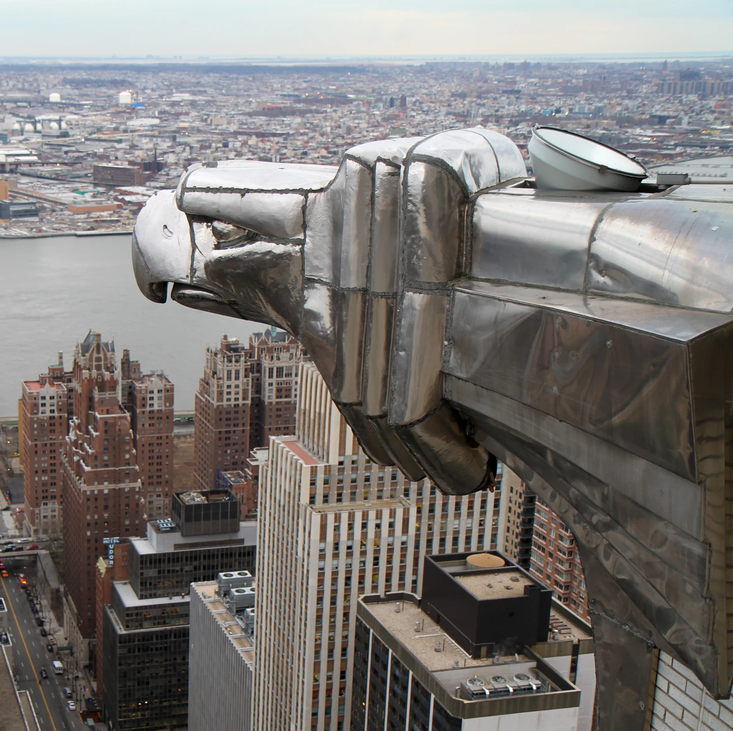 Металлический орёл существующего Chrysler Building над Манхэттеном; архивная фотография 2013 года