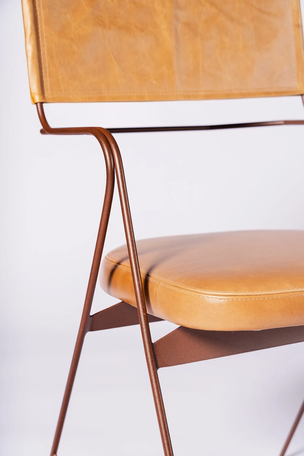 Cantilever: кожаная спинка