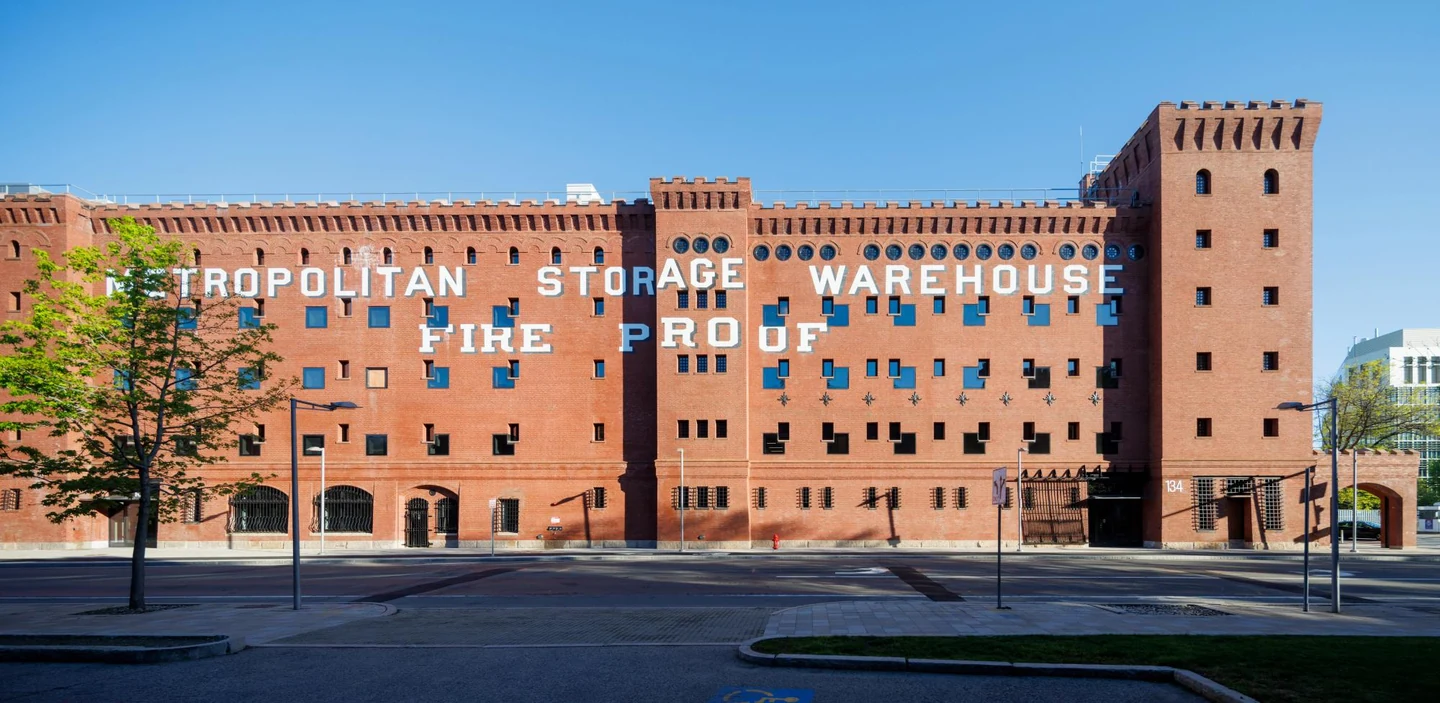 Исторический кирпичный фасад Metropolitan Warehouse