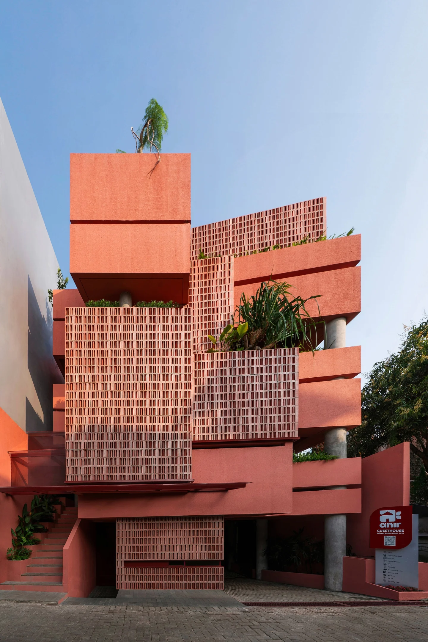Anir Guest House — кирпичные экраны и фасады