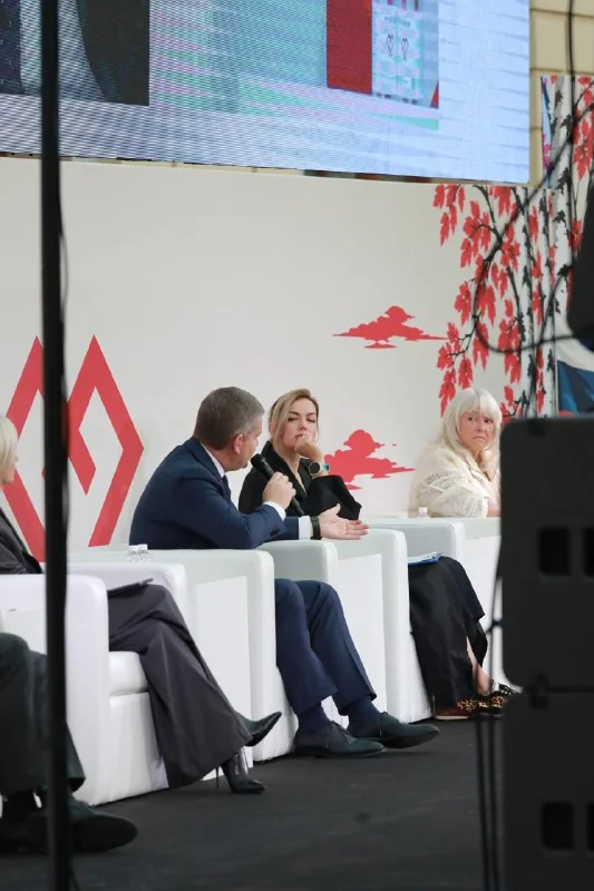 Деловая программа «Русского дома», 7 октября: участники обсуждения на главной сцене.