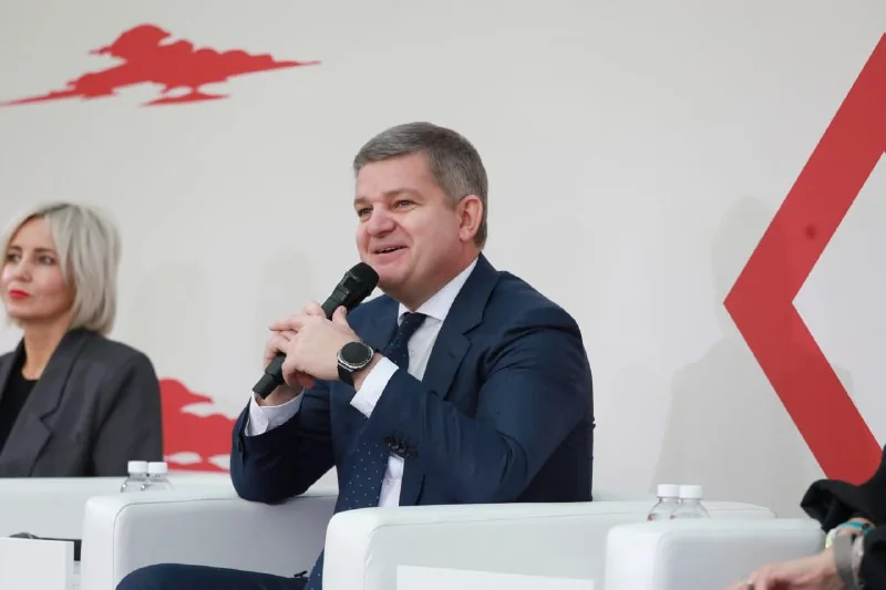 Роман Карманов на главной сцене 7 октября; выступление о культурных источниках современного дизайна.