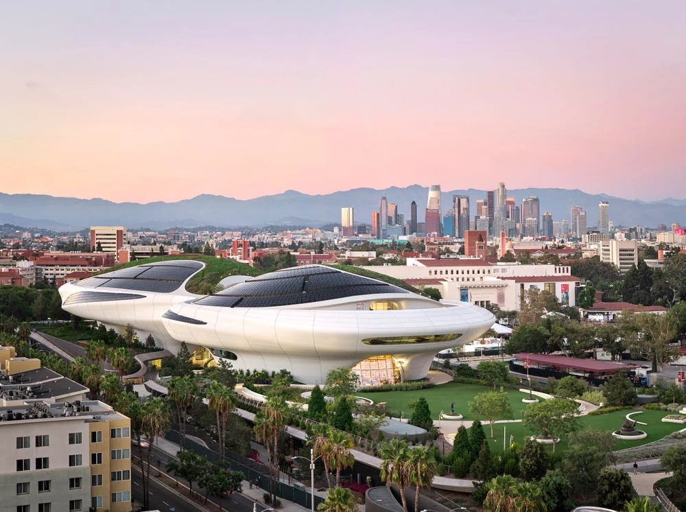 В Лос-Анджелесе открылся Lucas Museum. Его фасад собран из более чем 1 200 уникальных панелей