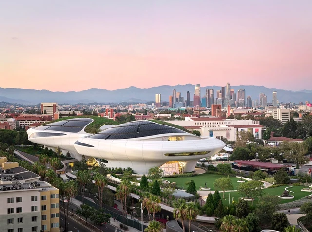 В Лос-Анджелесе открылся Lucas Museum. Его фасад собран из более чем 1 200 уникальных панелей