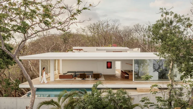 Casa Malonic открывается к океану через круглый двор