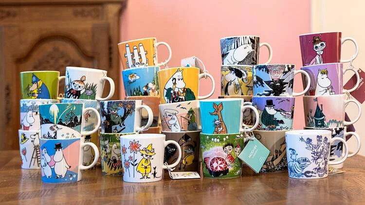 В Тампере выставили все 0,3-литровые кружки Moomin Arabia — рядом с оригиналами Туве Янссон