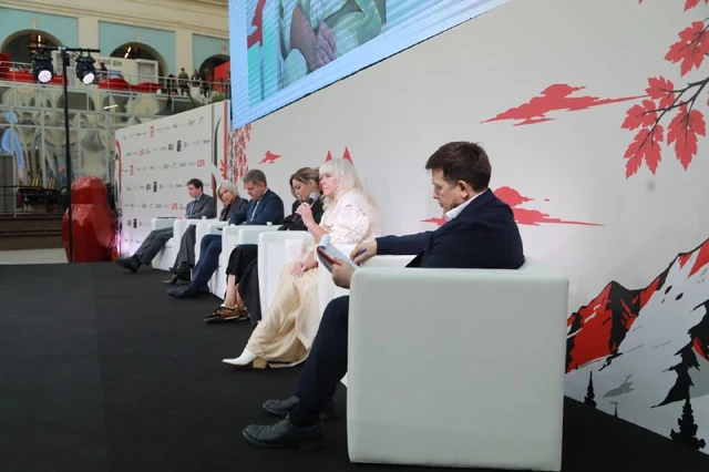 Участники деловой программы выставки «Русский дом» на сцене Гостиного двора 7 октября 2026